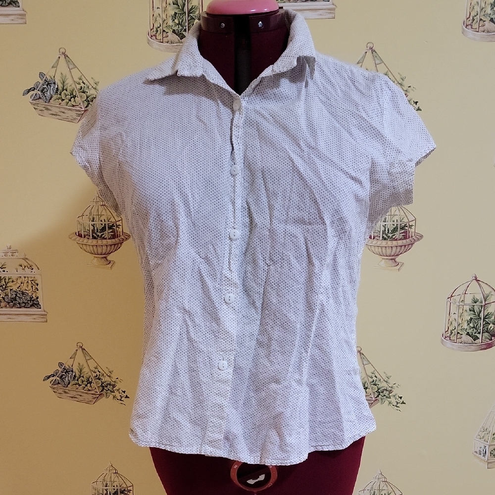 📣3/$30📣 White Polka Dot Fitted Cap Sleeve Button Down Shirt